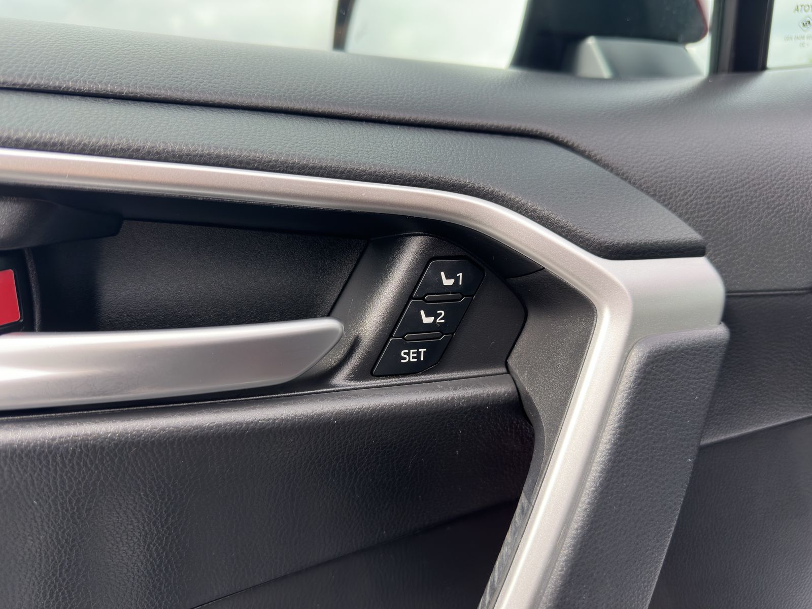 2024 Toyota RAV4 XLE Premium photo 5