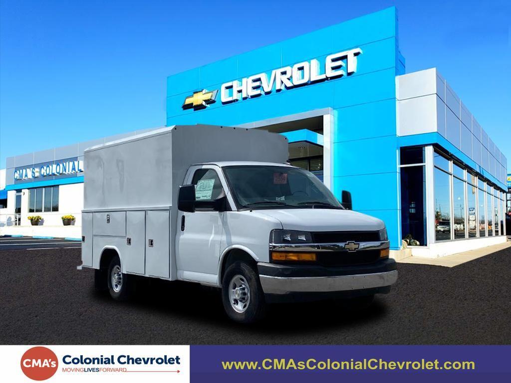 2025 Chevrolet Express Cutaway Base