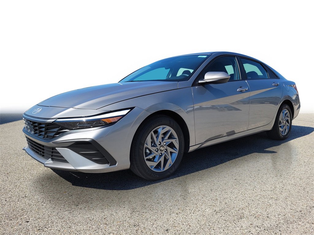 2024 Hyundai Elantra SEL photo 3