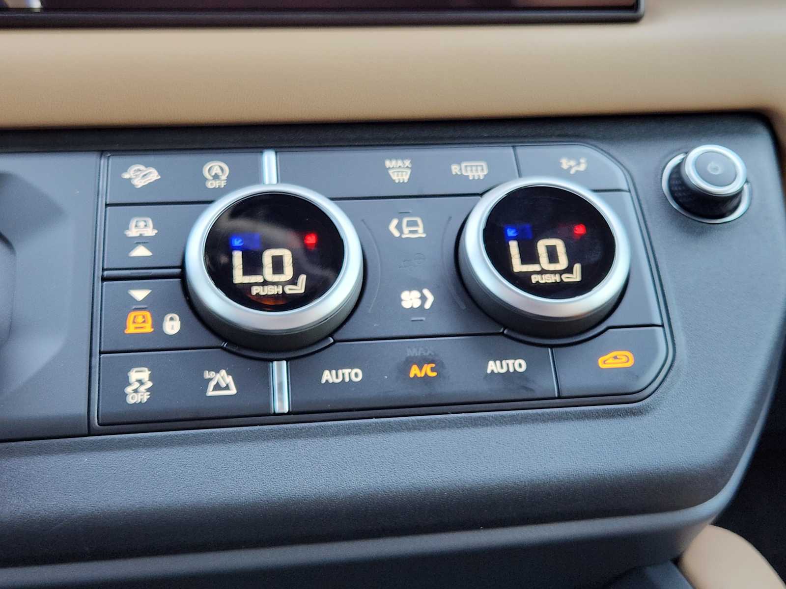 2025 Land Rover Defender 130 X-Dynamic SE photo 17