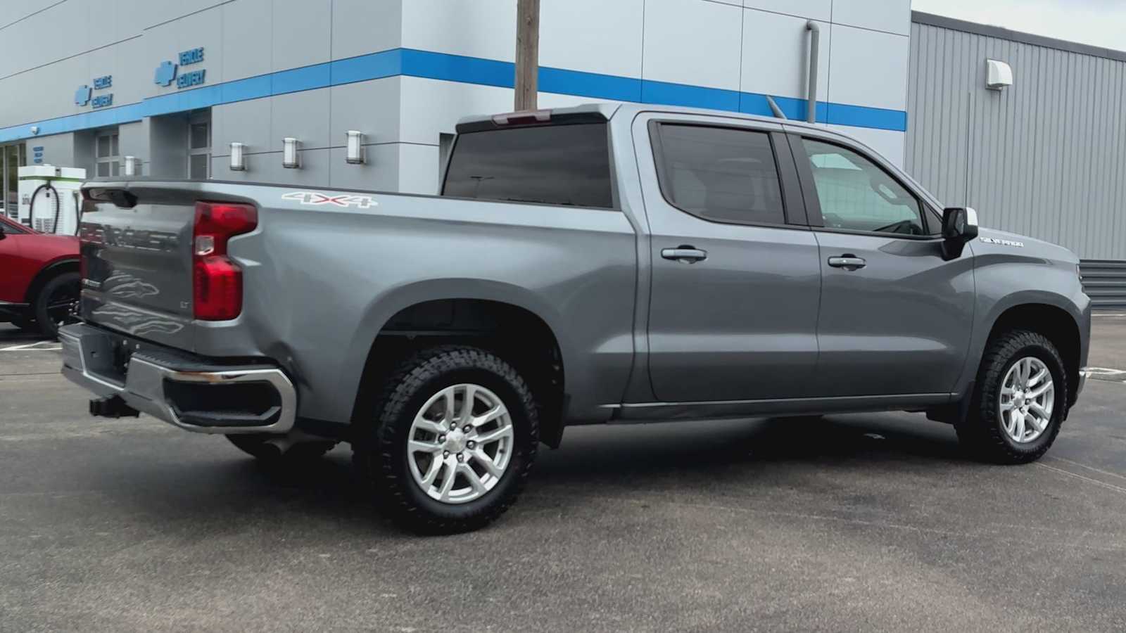 2021 Chevrolet Silverado 1500 LT photo 2