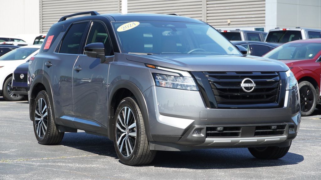 2024 Nissan Pathfinder Platinum photo 2