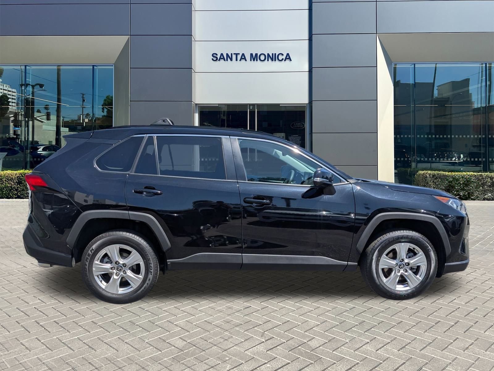 2021 Toyota RAV4 XLE photo 2