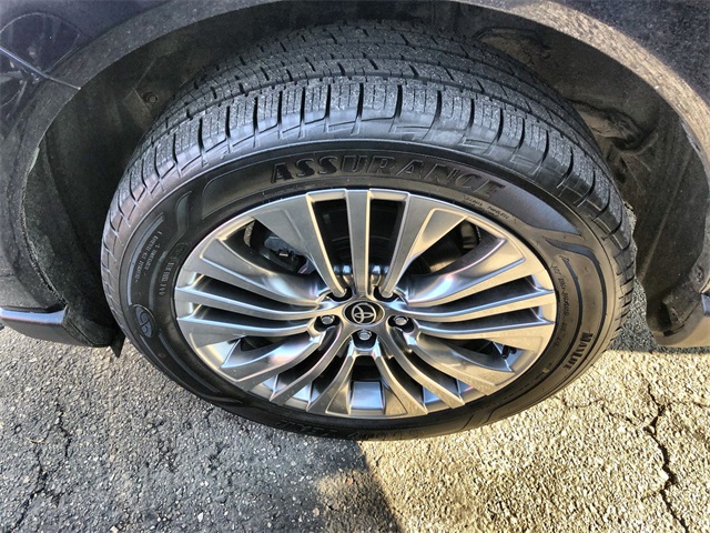 2023 Toyota Venza XLE photo 2