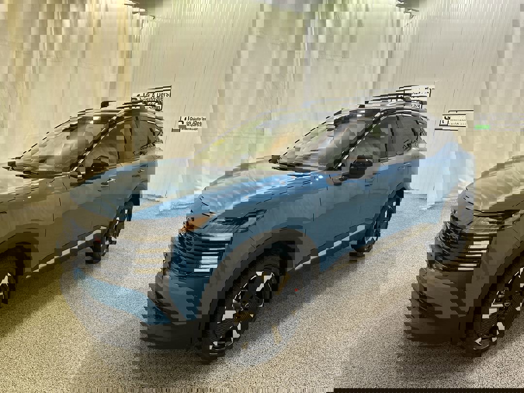 2026 Nissan Kicks SR photo 2