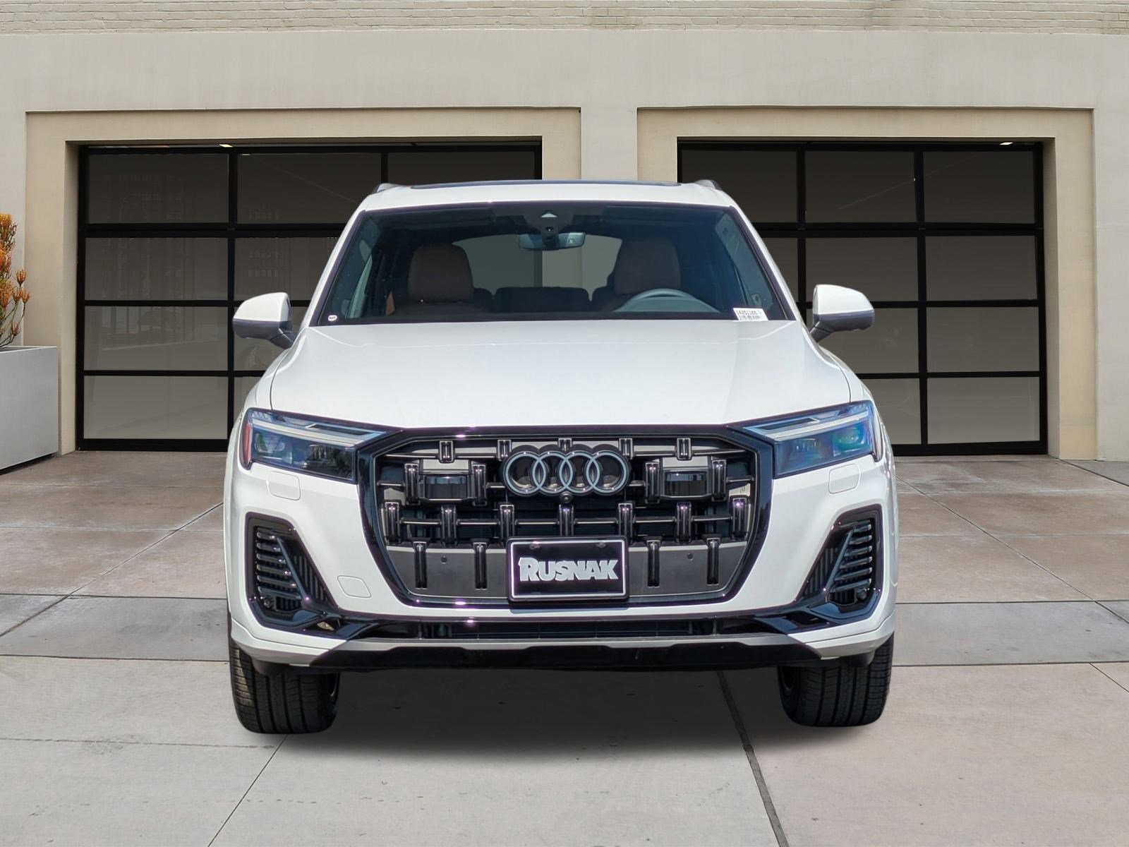 2025 Audi Q7 55 Premium Plus photo 2