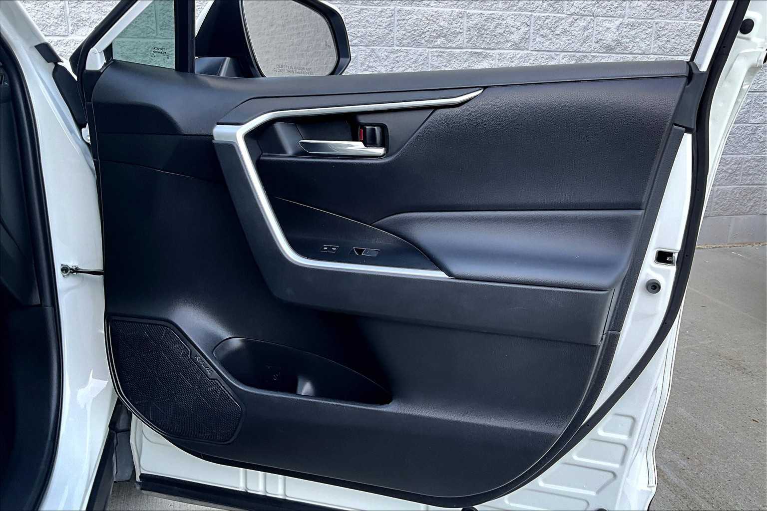 2022 Toyota RAV4 XLE photo 16
