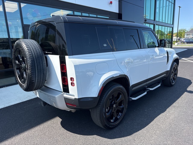 2024 Land Rover Defender 110 S photo 3