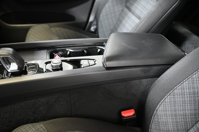 2022 Volvo XC60 B5 Momentum photo 14