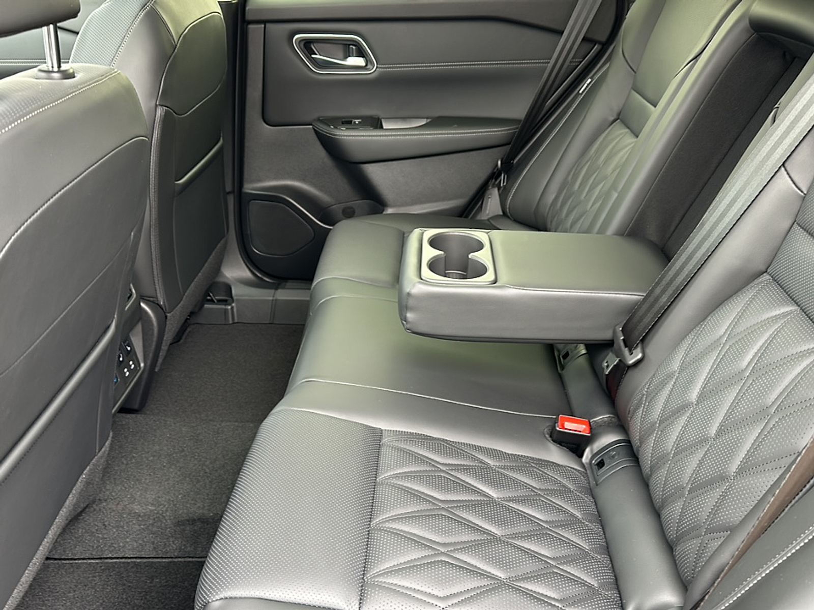 2025 Nissan Rogue Platinum photo 8