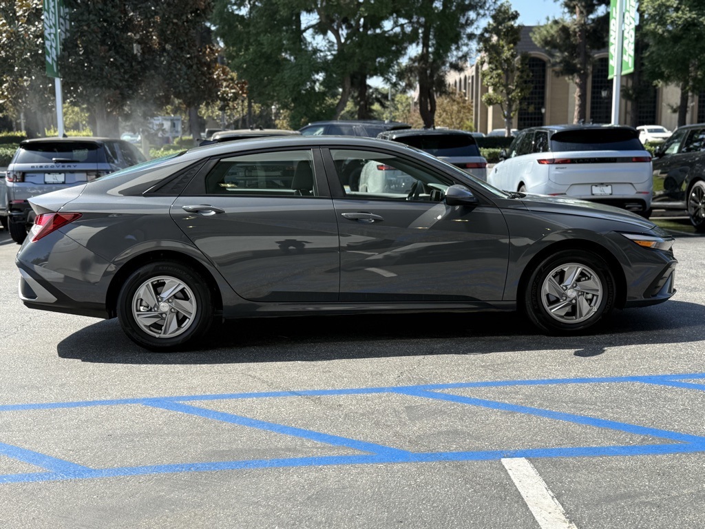 2025 Hyundai Elantra SE photo 3