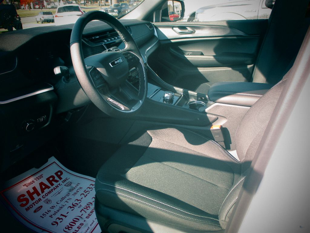 2025 Jeep Grand Cherokee Laredo X photo 4