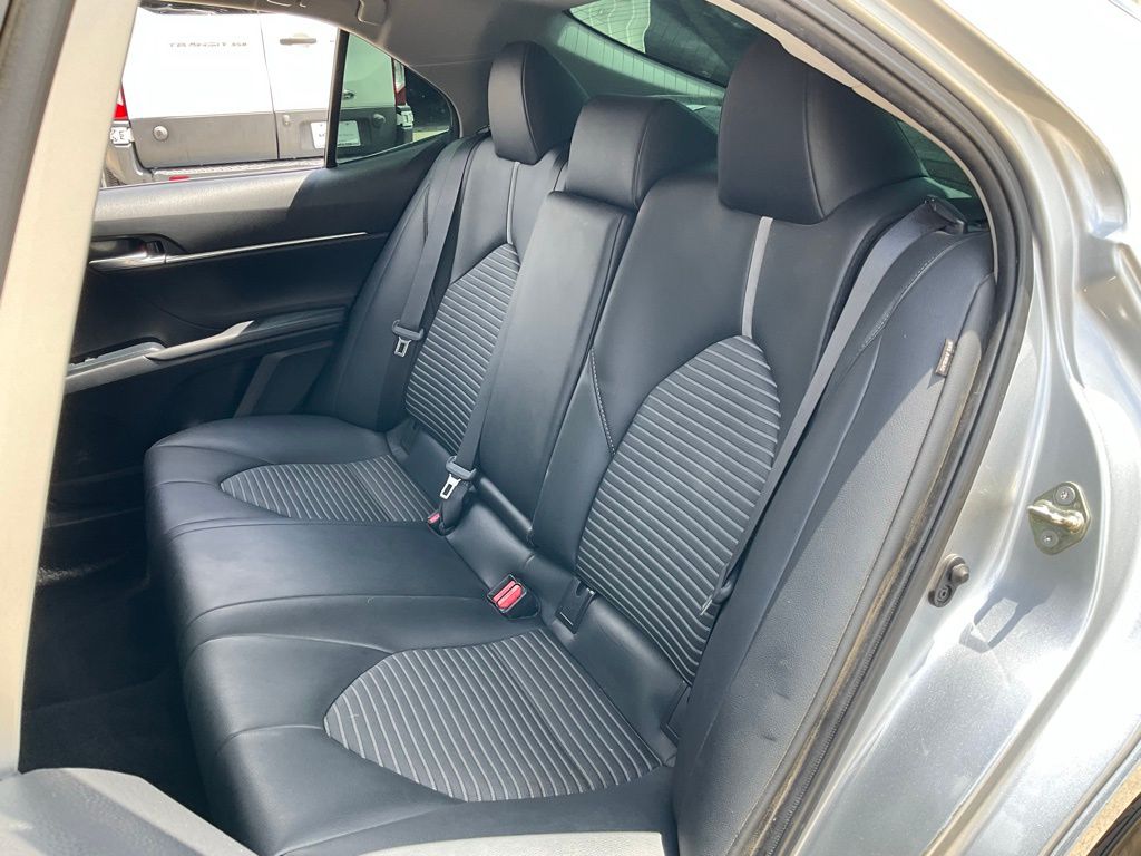 2020 Toyota Camry SE photo 17