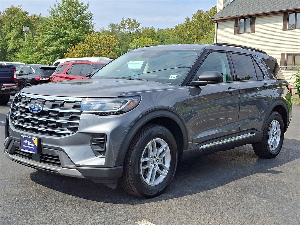 2025 Ford Explorer photo 2