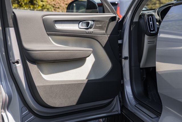2026 Volvo XC40 Plus photo 32