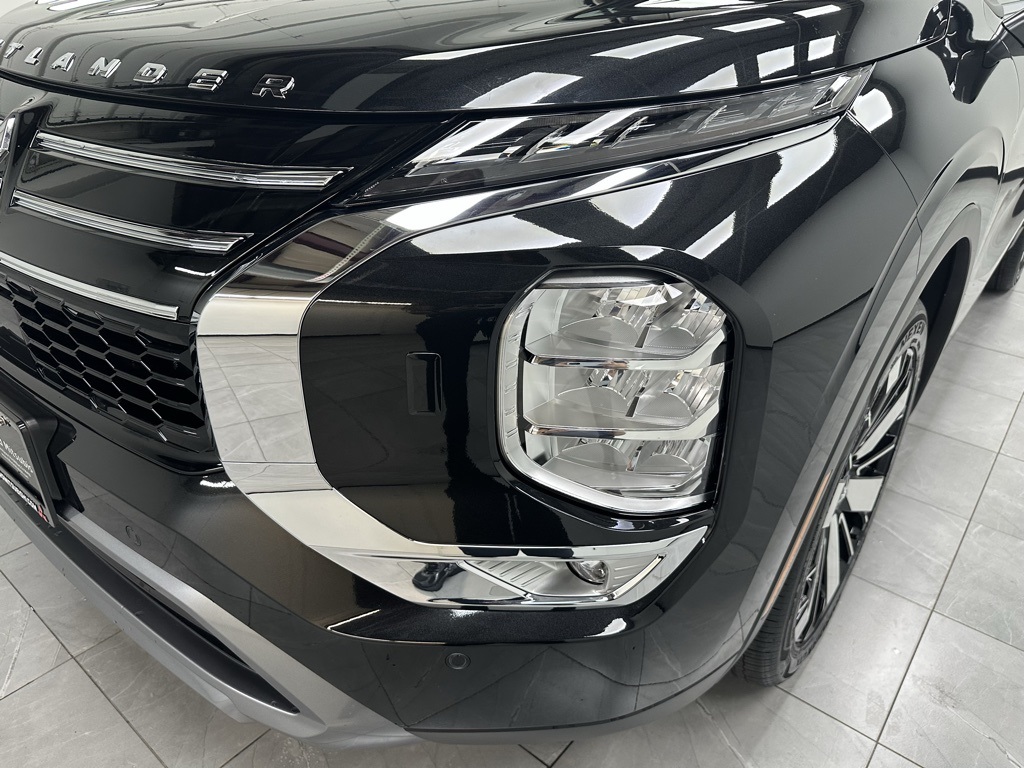 2025 Mitsubishi Outlander SE photo 5