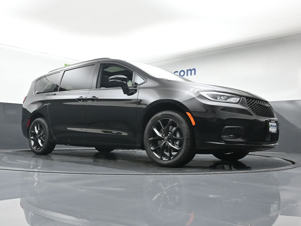 2026 Chrysler Pacifica Limited photo 3