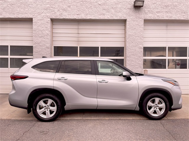2024 Toyota Highlander LE photo 2