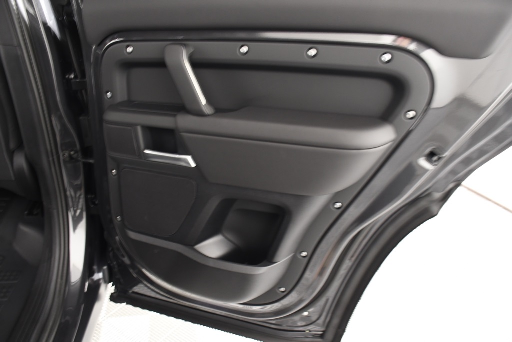2025 Land Rover Defender 130 S photo 21