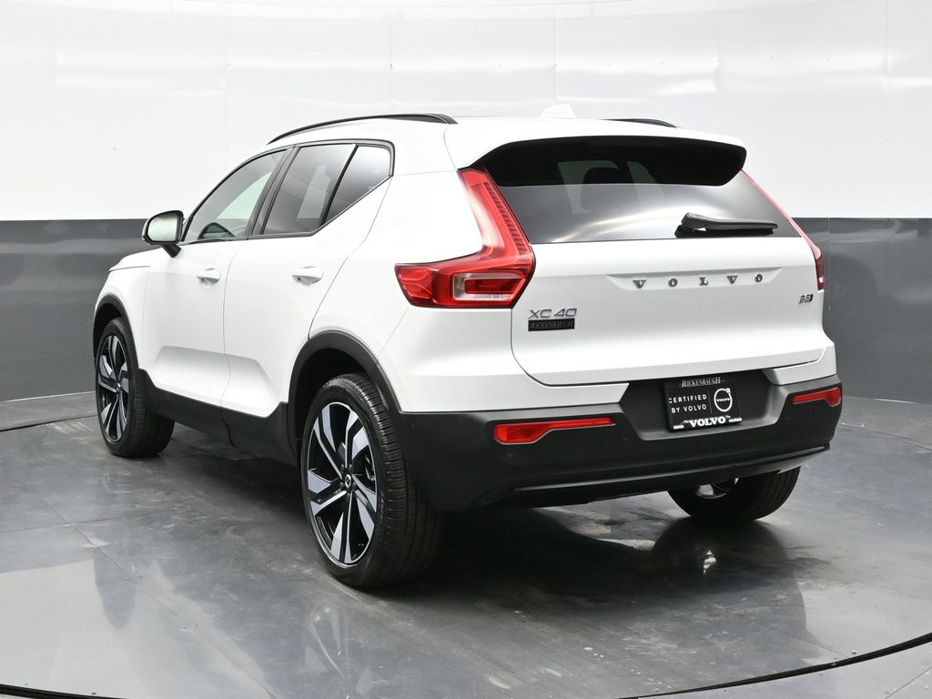 2025 Volvo XC40 Plus photo 4