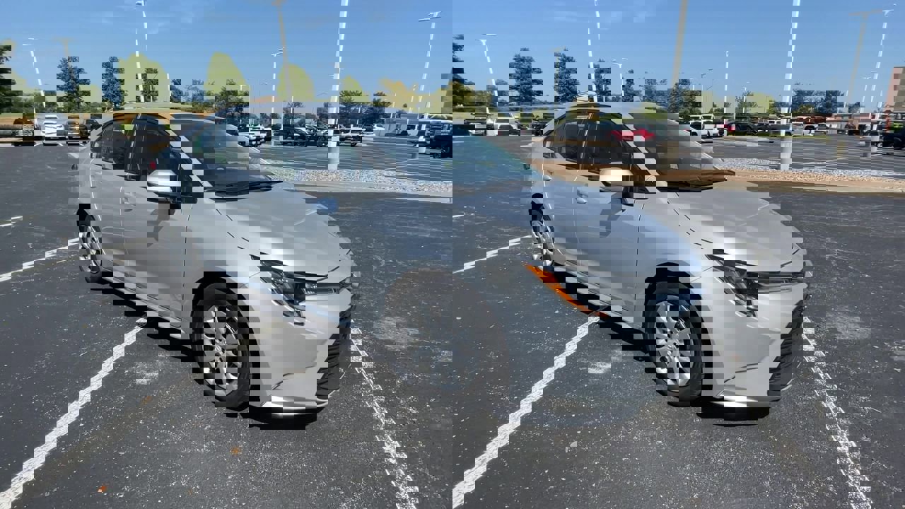 2025 Toyota Corolla LE photo 2