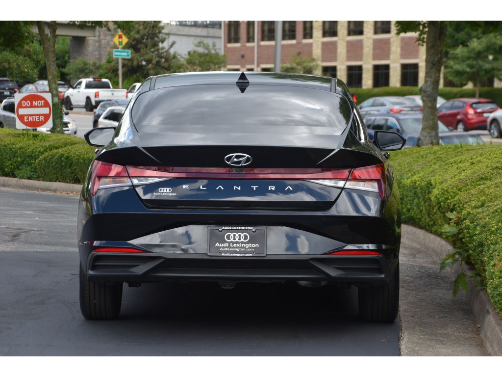 2022 Hyundai Elantra SEL Convenience photo 4