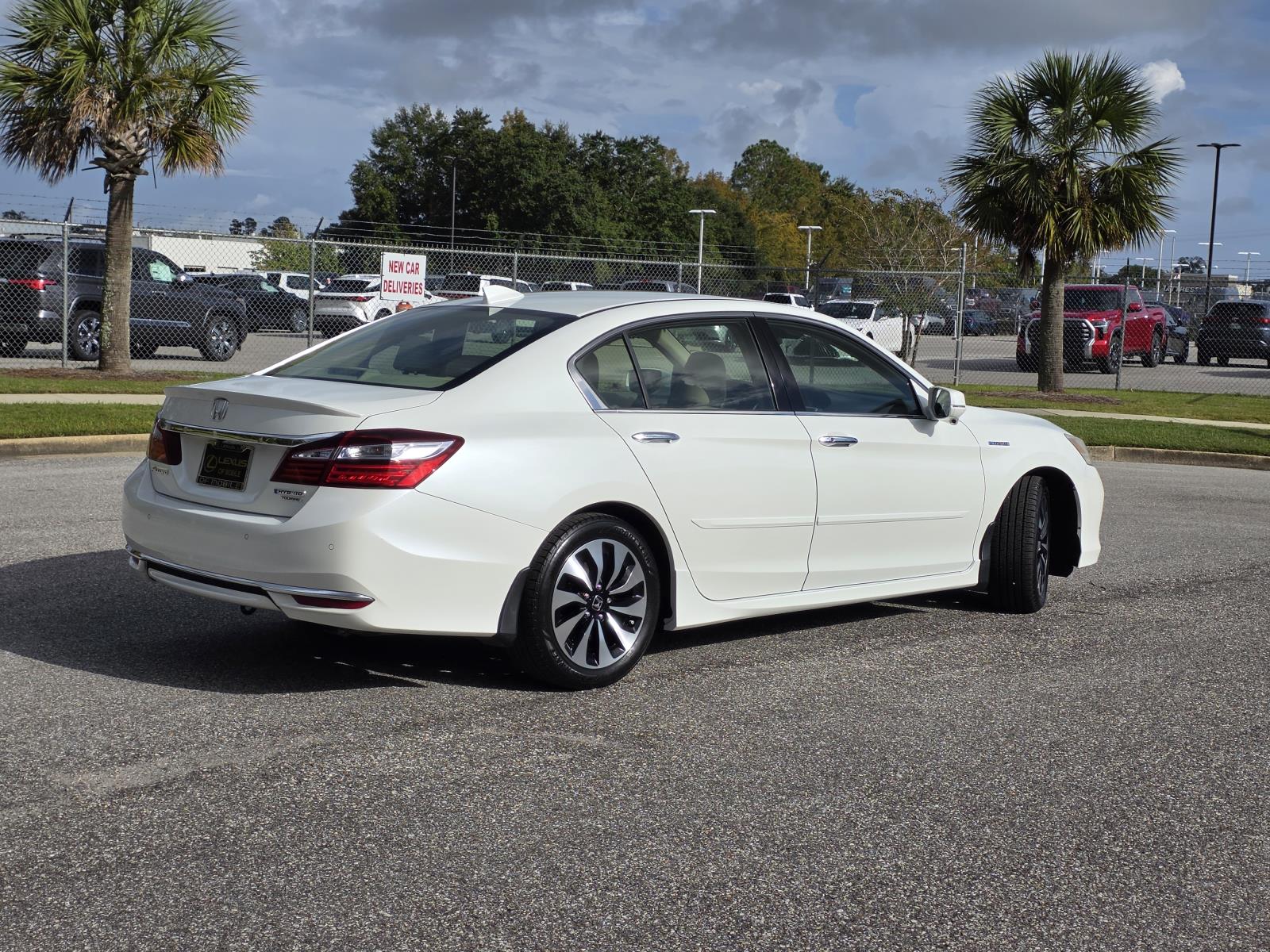 2017 Honda Accord Hybrid Touring photo 3