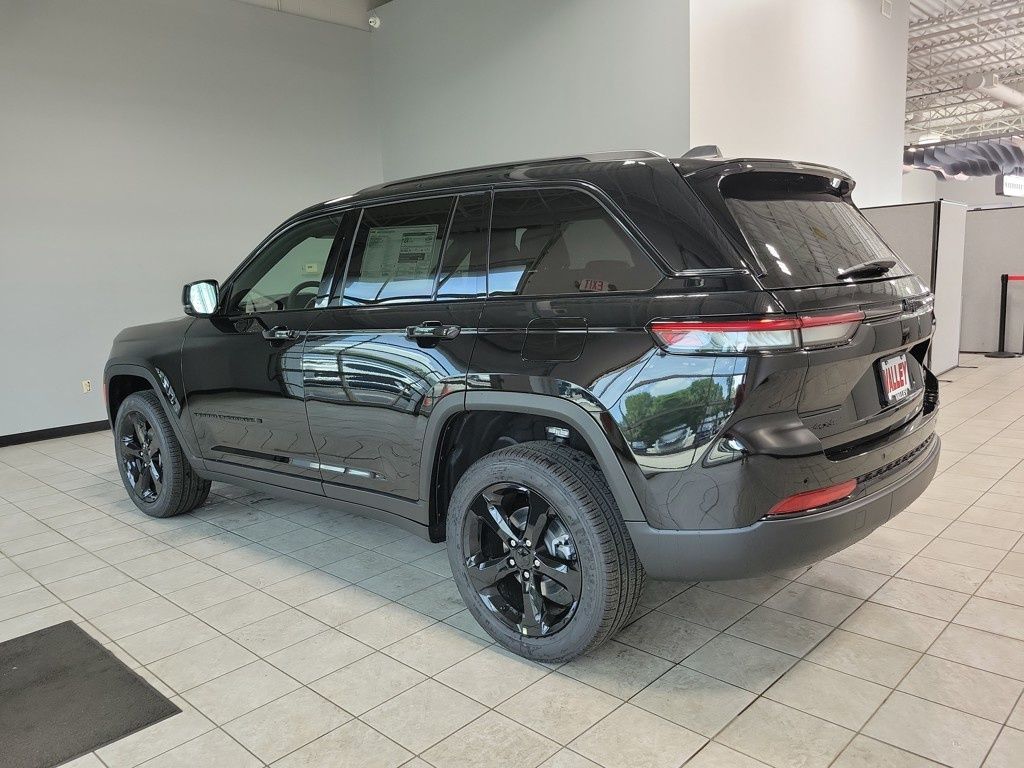 2025 Jeep Grand Cherokee Limited photo 2