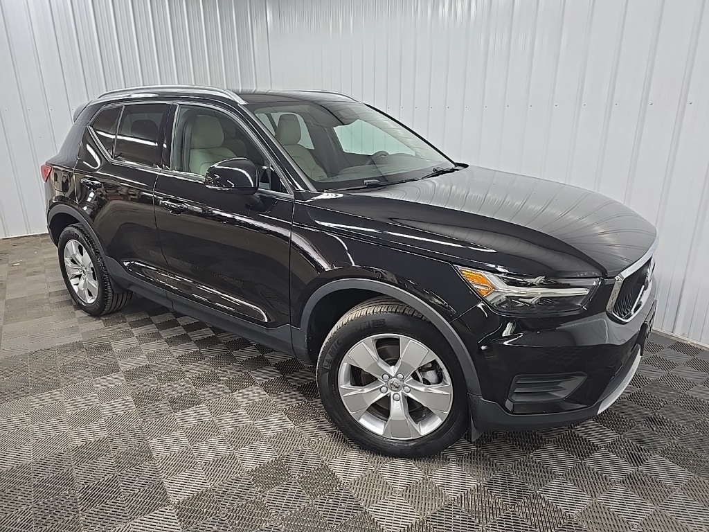 2022 Volvo XC40 Momentum photo 7