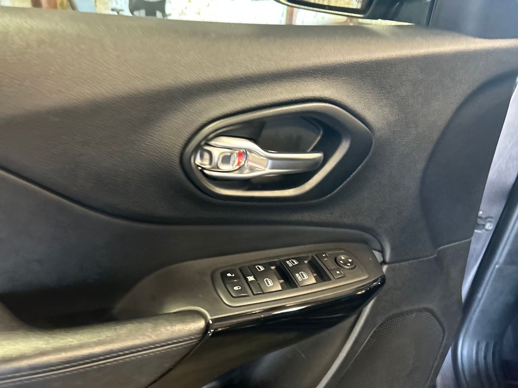 2020 Jeep Cherokee Altitude photo 15