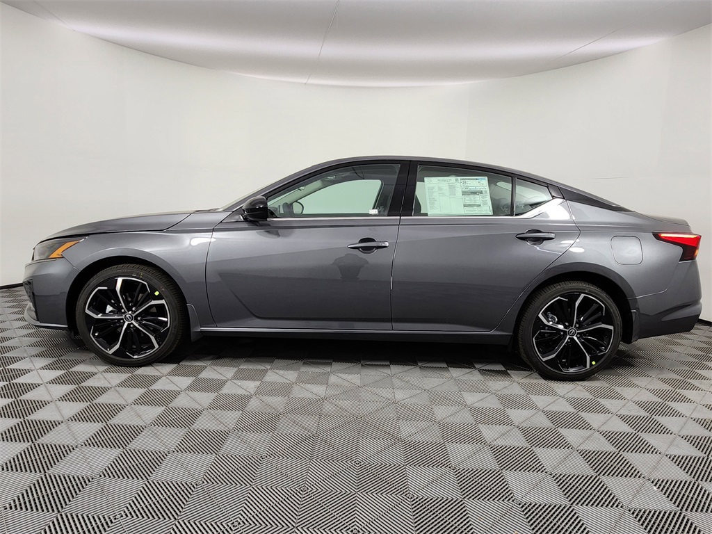 2025 Nissan Altima SR photo 2
