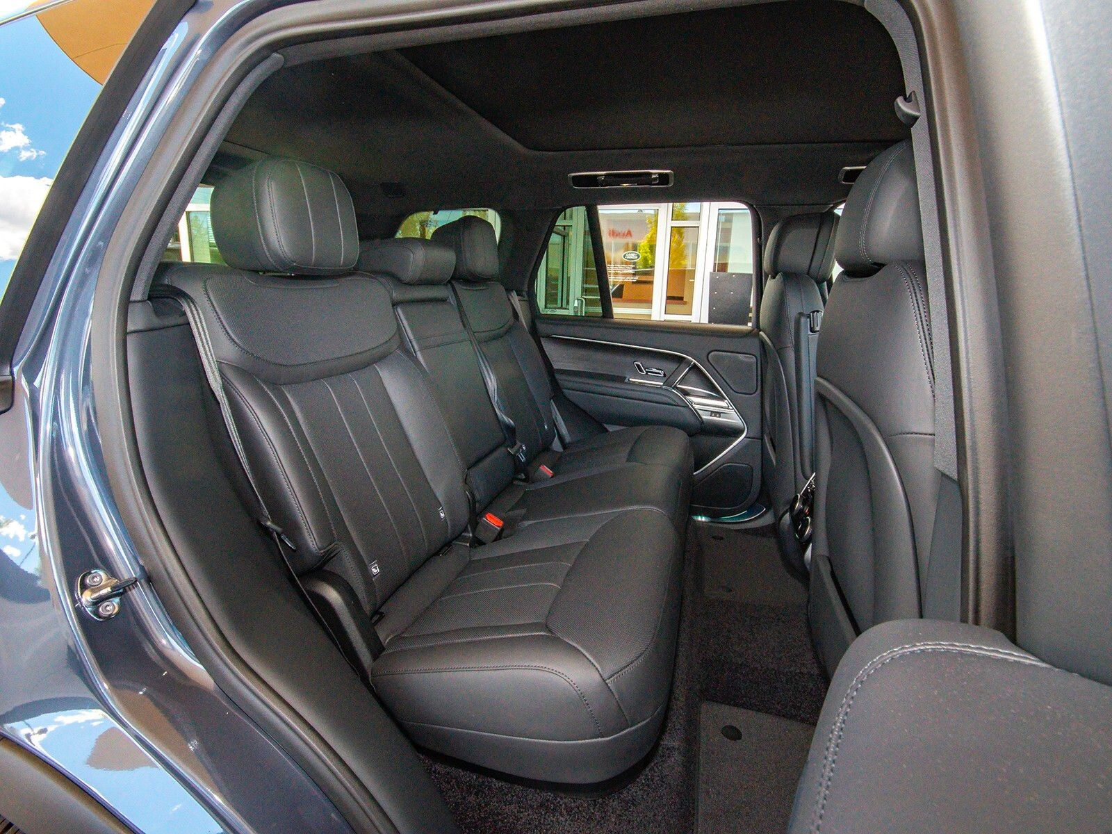 2025 Land Rover Range Rover SE photo 40