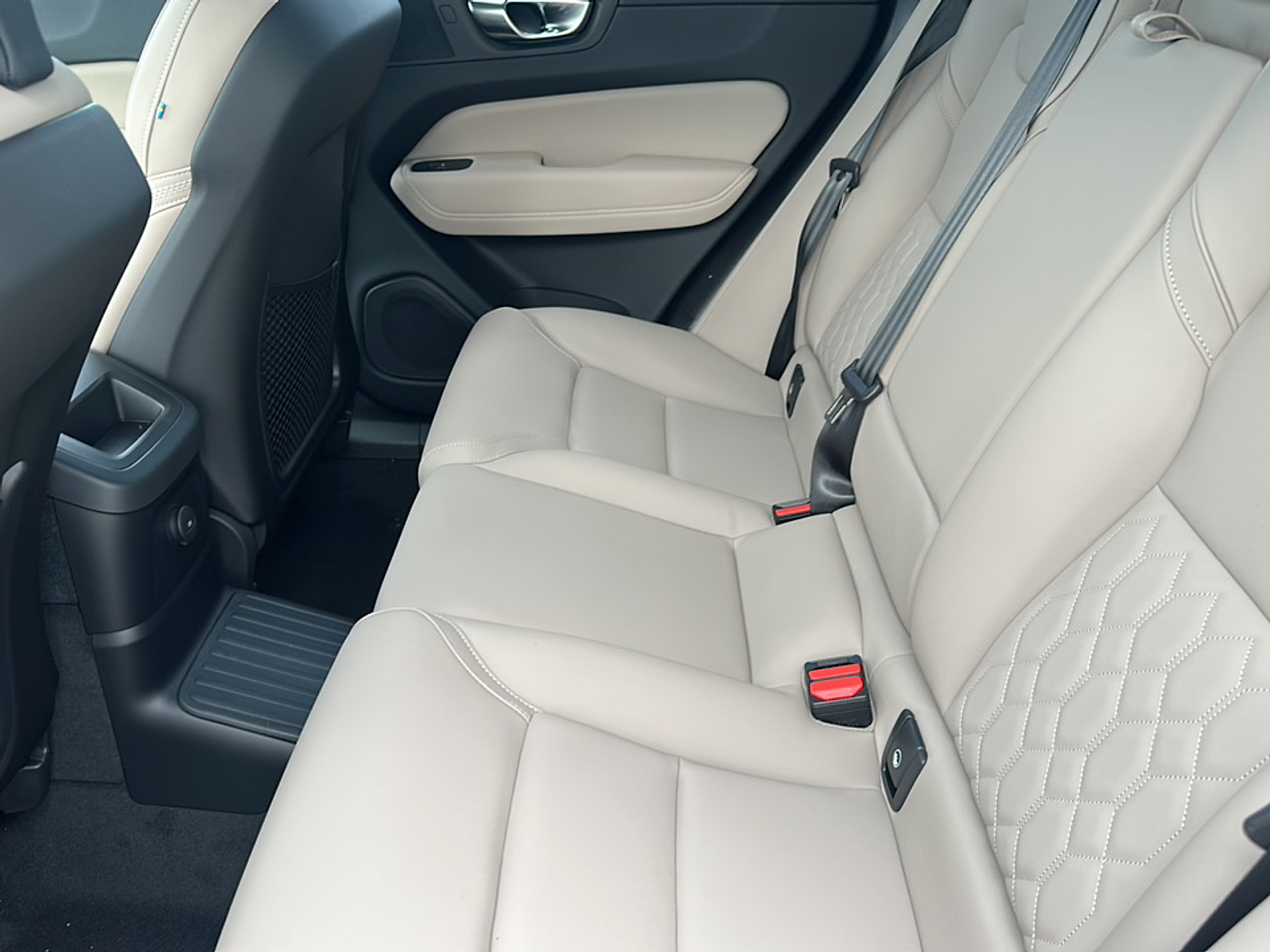 2026 Volvo XC60 T8 Plus photo 8