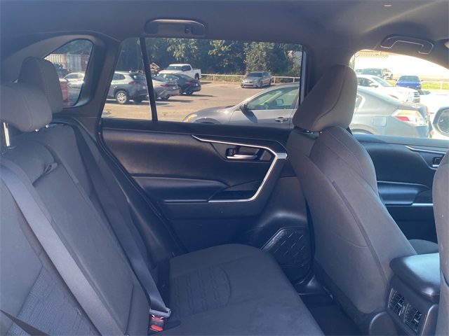 2022 Toyota RAV4 Hybrid SE photo 12