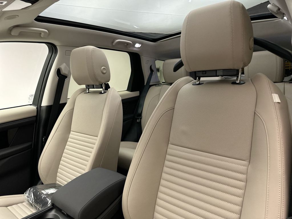 2025 Land Rover Discovery Sport S photo 9