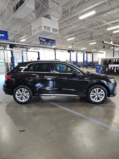 2023 Audi Q3 45 TFSI S line Premium photo 3