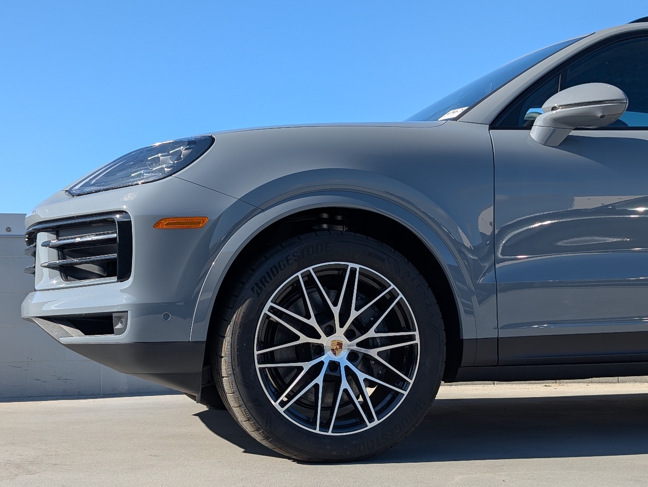 2025 Porsche Cayenne photo 9