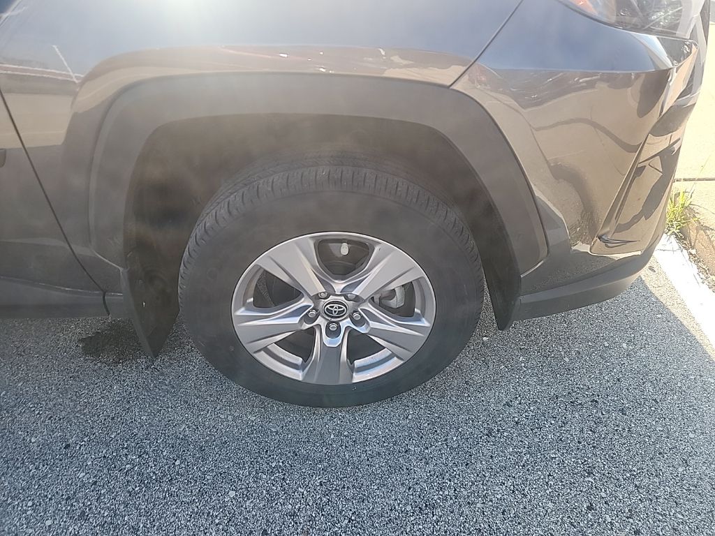 2022 Toyota RAV4 XLE photo 2