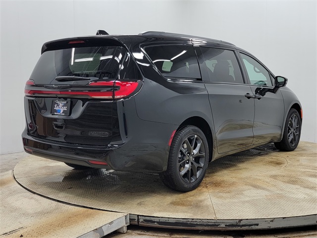 2026 Chrysler Pacifica Limited photo 4