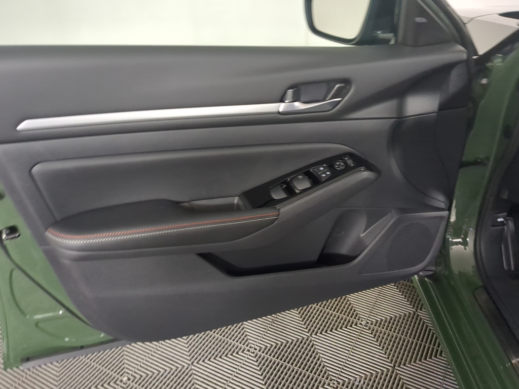 2025 Nissan Altima SR photo 10