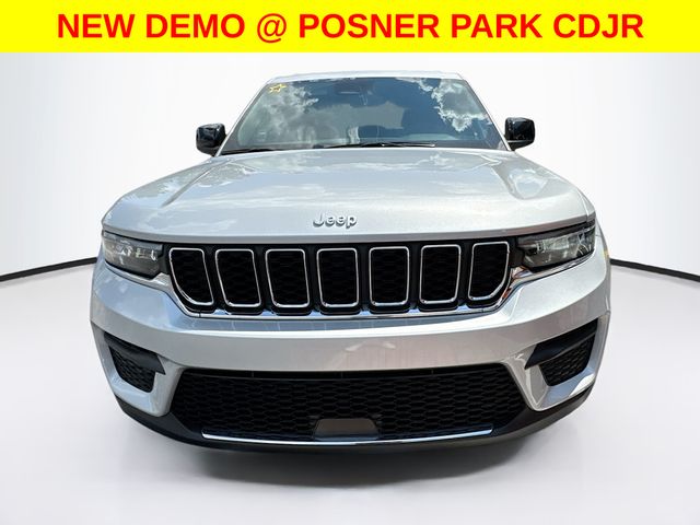 2025 Jeep Grand Cherokee Laredo photo 2