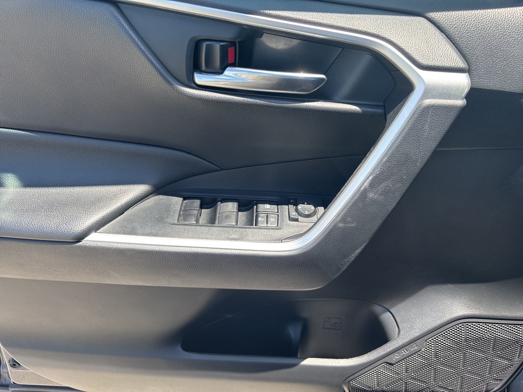2021 Toyota RAV4 XLE photo 12
