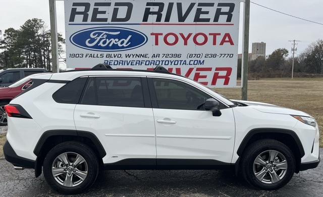 2025 Toyota RAV4 LE's photo