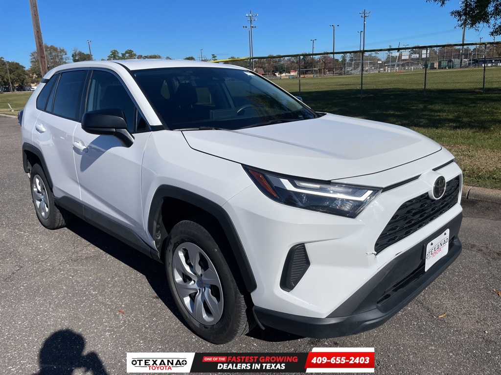 2024 Toyota RAV4 LE's photo