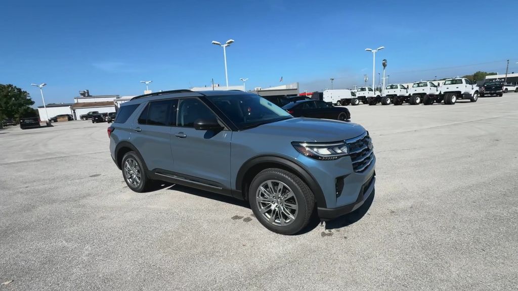 2025 Ford Explorer photo 2