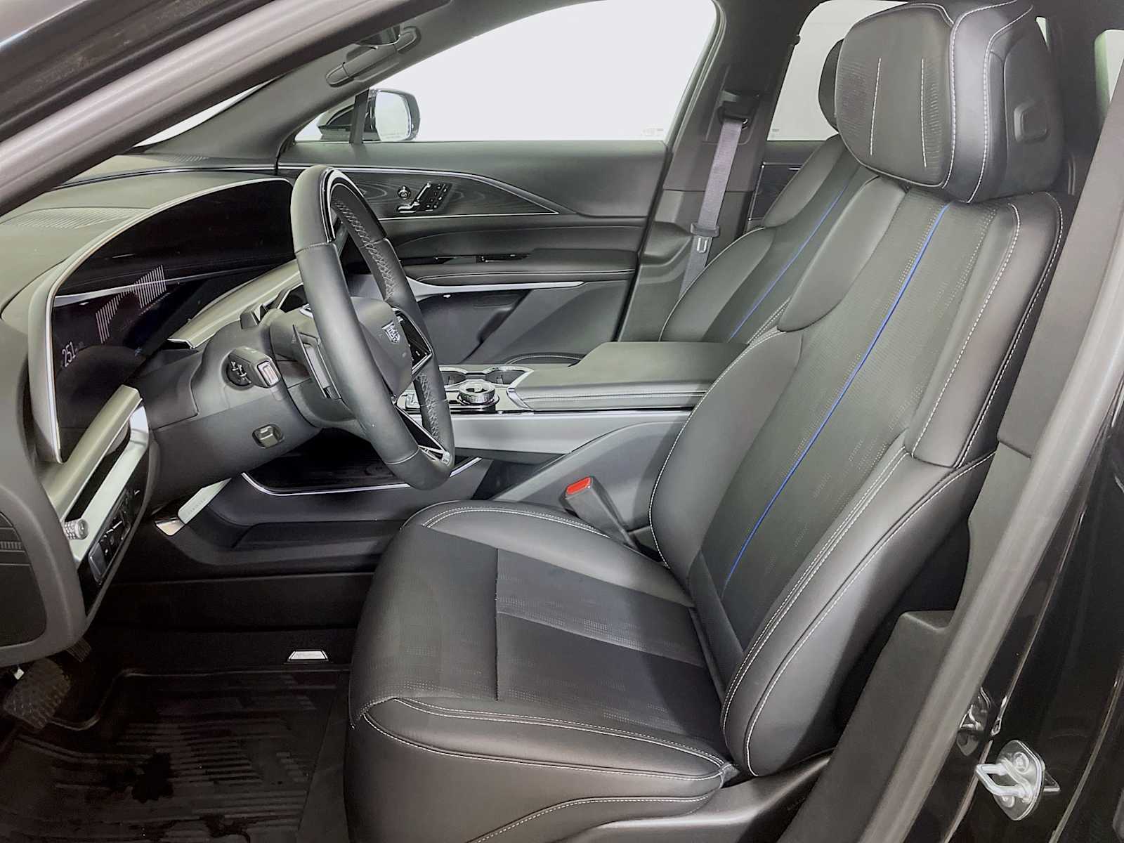 2025 Cadillac Lyriq Luxury photo 4