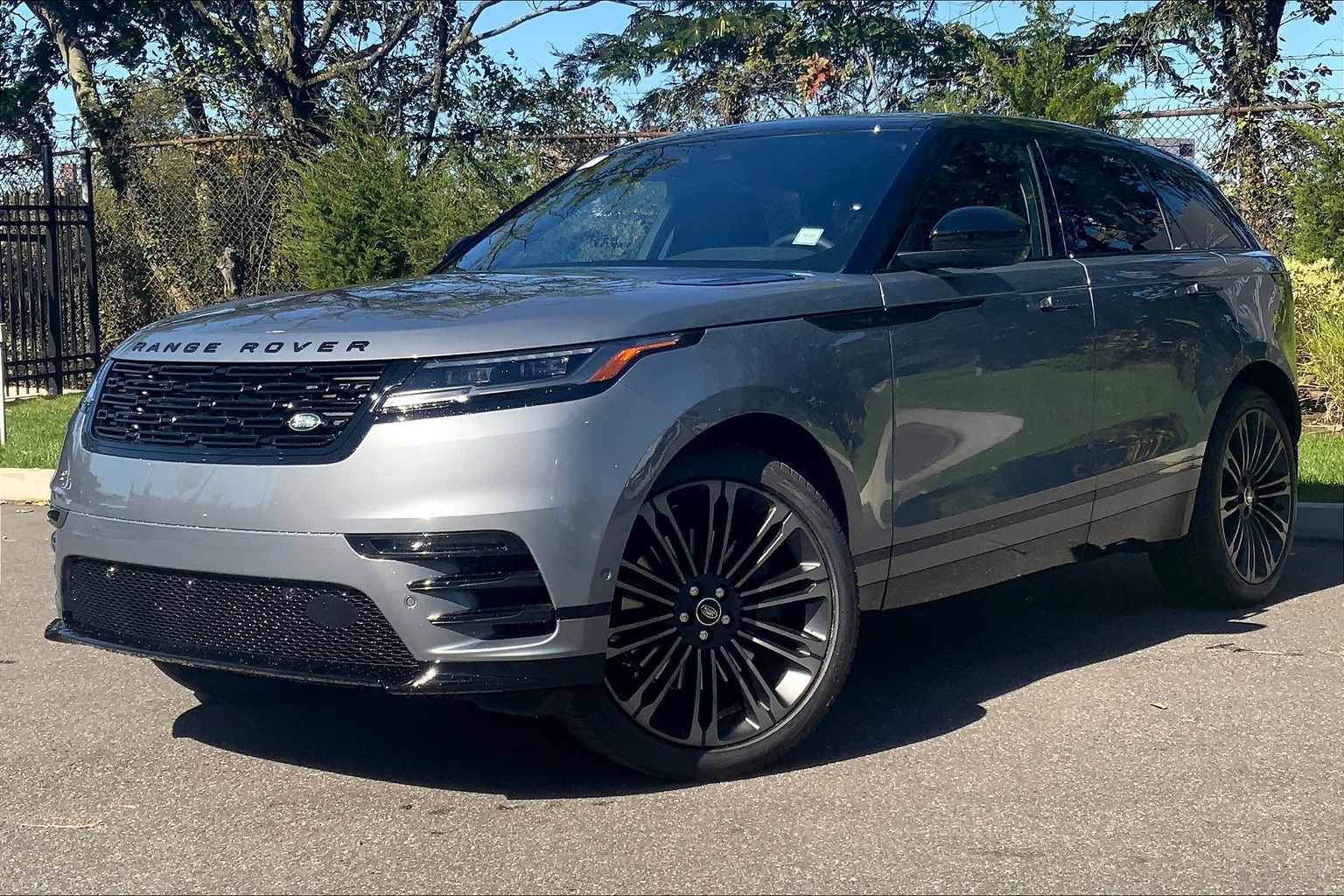 2026 Land Rover Range Rover Velar Dynamic SE's photo