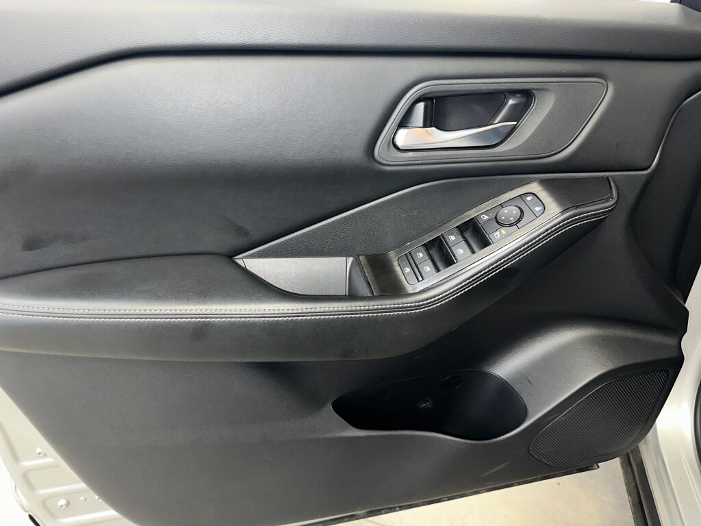2024 Nissan Rogue SV photo 3