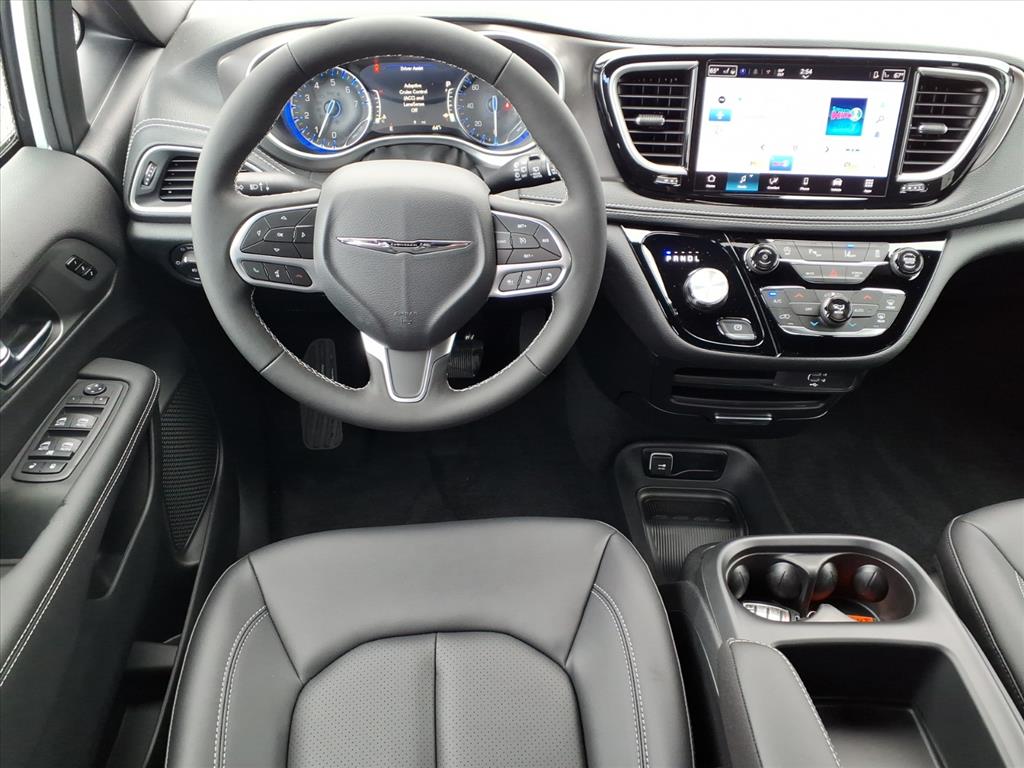 2026 Chrysler Pacifica photo 2