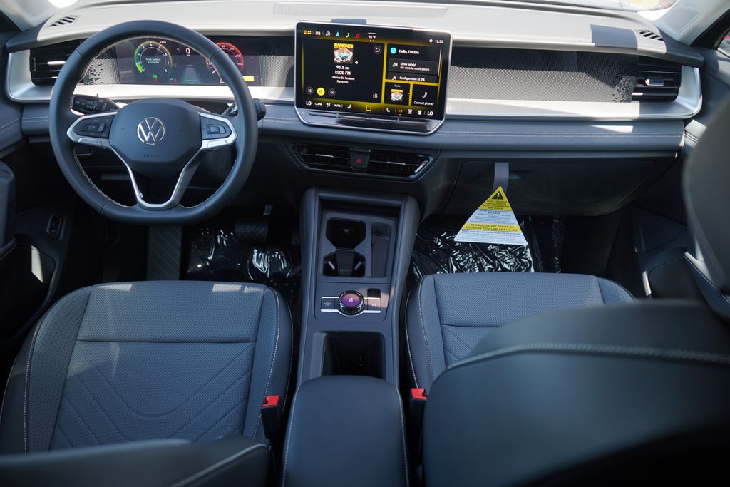 2025 Volkswagen Tiguan SE photo 2